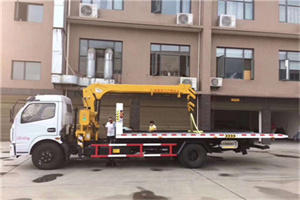 八公山附近汽车轮胎更换